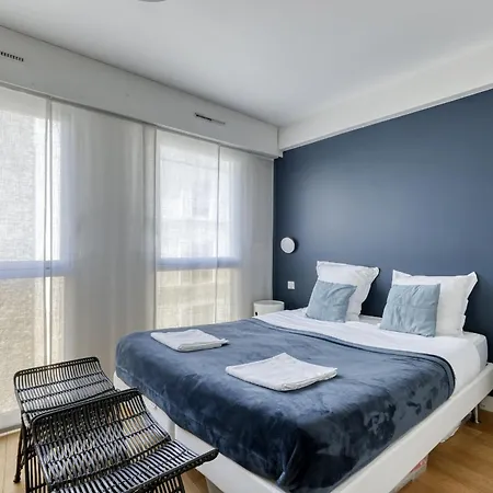 Superb With Terrace & Ac In The 17th Appartement